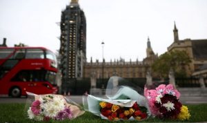 Bunga penghormatan diletakkan di depan Gedung Parlemen di London, Inggris, Sabtu (16/10/2021), setelah anggota parlemen Inggris David Amess ditusuk hingga tewas saat bertemu dengan konstituen. REUTERS/Henry Nicholls/FOC/djo.