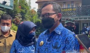 Wali Kota Bogor saat meninjau pelaksanaan uji coba PTM tingkat SD di SD Mardi Waluya, Bondongan Kota Bogor, Senin (18/10/2021). (ANTARA/Pemkot Bogor)
