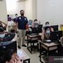 Unit Kriminal Khusus Satreskrim Polres Metro Jakarta Pusat melakukan penggerebekan kantor sindikat pinjol di Kawasan Cengkareng, Jakarta Barat, pada Rabu (13/10/2021). ANTARA/HO Polres Metro Jakarta Pusat.