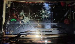 Kaca depan bus Arema FC pecah, akibat dirusak oleh sekelompok oknum suporter pada saat diparkir di salah satu hotel di Yogyakarta. (ANTARA/HO-Arema FC)