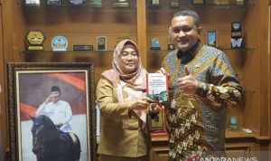 Kabag Perundang-undangan dan Persidangan DPRD Kabupaten Bogor, Yunita Mustika Putri bersama Ketua DPRD Kabupaten Bogor, Rudy Susmanto. (ANTARA/HO-Pemkab Bogor)
