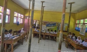 Ilustrasi sekolah rusak di Karawang. ANTARA/Adeng Bustomi
