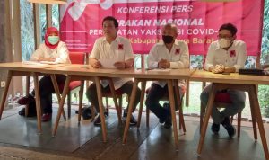 DPP Projo Bantu Percepatan Vaksin di 10 Kabupaten/Kota Jawa Barat Jajaran penguru Projo ketika memberikan keterangan untuk pelaksanaan percepatan vaksinissi di Jawa Barat