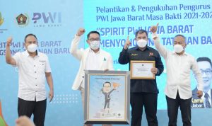 Jajaran pengurus PWI Jabar memberikan cendera mata berupa lukisan karikatur Gubernur Jabar Ridwan Kamil
