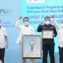 Jajaran pengurus PWI Jabar memberikan cendera mata berupa lukisan karikatur Gubernur Jabar Ridwan Kamil