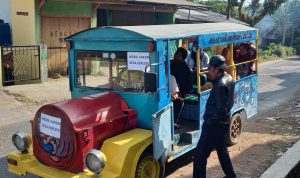 Kades Keresek Garut Siapkan Odong-odong untuk Antar Jemput Warga Agar Mau Divaksin KEndaraan odong-odong yang digunakan warga desa keresek yang akan divaksin