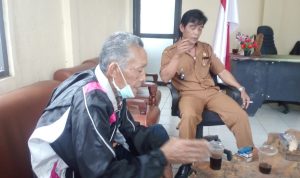 Kades Kertajaya Tatan Asmara bersama anggota BPD Oja Sujani. Foto pepen apendi