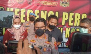 Biadab! Seorang Anak Dianiaya, Wajahnya Ditempelkan ke Knalpot Panas Kapolres Cirebon Kota AKBP Fahri Siregar saat memberi keterangan kepada media di Cirebon, Jawa Barat, Rabu (20/10/2021). ANTARA/Khaerul Izan