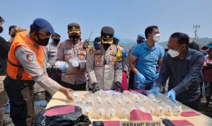 Polres Sukabumi Gagalkan Penyelundupan Benur Lobster ke Luar Negeri Kapolres Sukabumi AKBP Dedy Darmawansyah saat menunjukan barang bukti ribuan ekor benur lobster yang disita (ANTARAAditya Rohman)