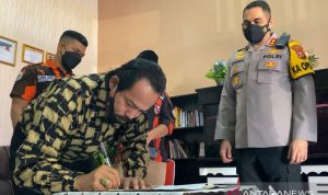 Kapolres Sukabumi Kota AKBP SY Zainal Abidin saat menyaksikan penandatanganan kesepakatan yang diwakili para pengurus Ormas Pemuda Pancasila dan BPPKB Banten di Mapolres Sukabumi Kota pada Kamis, (30/9). Kesepatan tersebut untuk mencegah adanya bentrokan susulan pascaaksi saling serang dan perusakan yang dilakukan oknum anggota dua ormas itu di wilayah Kabupaten Cianjur beberapa waktu lalu. (Antara/Aditya Rohman)