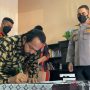 Kapolres Sukabumi Kota AKBP SY Zainal Abidin saat menyaksikan penandatanganan kesepakatan yang diwakili para pengurus Ormas Pemuda Pancasila dan BPPKB Banten di Mapolres Sukabumi Kota pada Kamis, (30/9). Kesepatan tersebut untuk mencegah adanya bentrokan susulan pascaaksi saling serang dan perusakan yang dilakukan oknum anggota dua ormas itu di wilayah Kabupaten Cianjur beberapa waktu lalu. (Antara/Aditya Rohman)