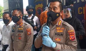 Kapolresta Cirebon Kombes Pol. Arif Budiman (kanan) saat memberi keterangan kepada media di Cirebo