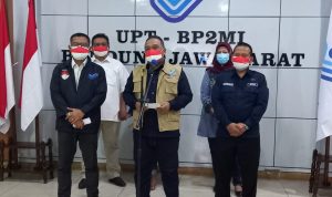 Kepala BP2MI Benny Ramdhani menggelar konferensi pers untuk memberikan keterangan terungkapnya pekerja migran ilegal di kantor BP2MI Jabar (foto: dok. Jabarekspres)