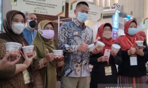 Kepala Balitbangtan Kementan Fadjry Djufry (tengah) menunjukkan salah satu produk olahan hasil pertanian, yakni nasi seduh instan, pada kegiatan "3rd International Conference on Agricultural Postharvest Handling and Processing" (ICAPHP) secara hybrid di Kota Bogor pada 12-13 Oktober 2021. ANTARA/Riza Harahap.