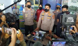 Polres Ciamis Beberkan Kejadian 11 Korban Tewas Siswa Mts Susur Sungai, Begini Penjelasannya Kepala Kepolisian Resor Ciamis AKBP Wahyu Broto Narsono memberikan keterangan pers terkait 11 siswa tewas dalam kegiatan Pramuka di Markas Polres Ciamis