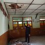 Kepala Sekolah SDN Kresna menunjukan flafon dan atap sekolah yang ambruk