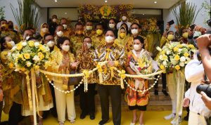 Ketua DPP Partai Golkar Airlangga Hartarto menggunting pita pada peresmian gedung baru