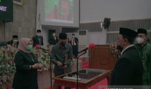 Ketua DPRD Garut Euis Ida melantik anggota DPRD Garut Solihin dalam sidang paripurna pengambilan sumpah jabatan Pengganti Antar Waktu (PAW) sisa masa jabatan 2019-2024 di gedung DPRD Garut, Selasa (12/10/2021). (ANTARA/HO-Diskominfo Garut)