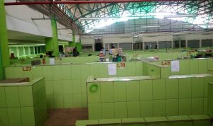 Ratusan Pedagang Enggan Pindah ke Pasar Modern Limbangan Garut Kios dan los yang sudah disiapkan di Pasar Modern Limbangan masih terlihat kosong (foto: Pepen Radaegarut.com)