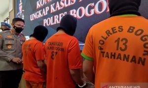 Polres Bogor Tangkap Tiga Remaja Pengedar Tembakau Sintetis Konferensi pers pengungkapan kasus narkoba di Mapolres, Cibinong, Kabupaten Bogor, Jawa Barat, Selasa (5/10/2021). (ANTARA/M Fikri Setiawan)