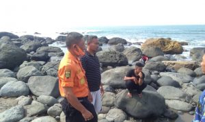 Ketua FKSD Kabupaten Sukabumi tengah menyisir lokasi hilang tenggelam pelajar SD atas nama M Rafli warga Kampung Cimarinjung Tengah, Kecamatan Cisolok di Pantai Karangpapak Capitol, Kecamatan Cisolok, Kabupaten Sukabumi, Jabar pada Minggu (31/10/2021) ANTARA/Aditya Rohman