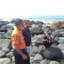 Ketua FKSD Kabupaten Sukabumi tengah menyisir lokasi hilang tenggelam pelajar SD atas nama M Rafli warga Kampung Cimarinjung Tengah, Kecamatan Cisolok di Pantai Karangpapak Capitol, Kecamatan Cisolok, Kabupaten Sukabumi, Jabar pada Minggu (31/10/2021) ANTARA/Aditya Rohman