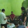 Petugas Polres Rejang Lebong memeriksa barang bukti ganja kering yang diduga milik mantan anggota Polri di daerah itu. ANTARA/Nur Muhamad.