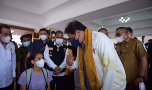 Menko Bidang Perekonomian Airlangga Hartarto berdialog dengan masyarakat Maluku setelah memperoleh vaksin