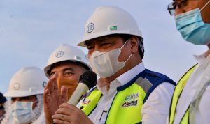Menko Bidang Perekonomian Airlangga Hartarto ketika mengujungi Sirkuit Mandalika di Lombok NTB