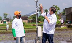 Penerapan Teknologi Smart City Segera Diwujudkan di Setiap Daerah Menteri Koordinator Bidang PErekonomian Airlangga Hartarto memberikan bantuan alat pembaca cuaca berteknpgi matahari kepada para petani