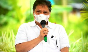 Menteri Koordinator Bidang Perekonomian Airlangga Hartarto berdiskusi dengan para alumni program kartu Prakerja