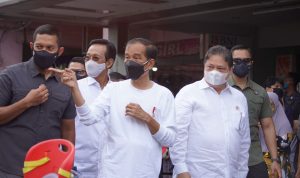 Menteri Koordinator Bidang Perekonomian Airlangga Hartarto bersama Presiden Joko widodo menyalurkan bantuan untuk Warung dan PKL
