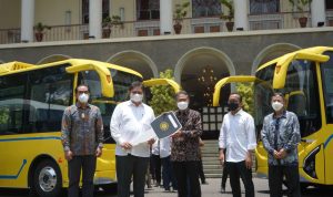Menteri Koordinator Bidang Perekonomian Airlangga Hartarto memberikan hibah dua unit bus litrik kepada UGM