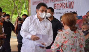 Pemerintah Berikan Perhatian Khusus untuk UMKM Agar Dapat Bersaing di Pasar Global Menteri Koordinator Bidang Perekonomian Airlangga memberikan bantuan kepada warung dan PKL