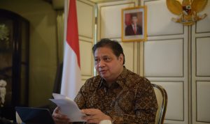 Menteri koordinator bidang perekonomian Arlangga Hartarto ketika menghadiri uji terbang CN235 dengan menggunakan bahan bakar Biovatur