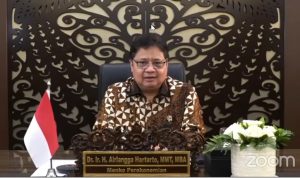 Menteri koordinator bidang perekonomian Arlangga Hartarto ketika menjadi pembicara dalam acara virtual Property Award