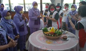 Oraganisasi Perempouan Tangguh Indonesia memberikan potongan tumpeng kepada ibu Komandan Sesko TNI