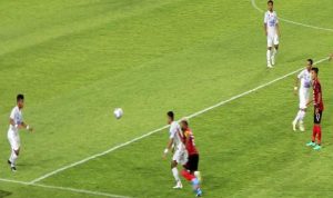 Pemain nomor punggung 7 PSG Pati Zulham Zamrun berebut bola dengan pemain nomor punggung 11 Persijap Ilham Zusri dalam pertandingan kompetisi grup C Liga 2 Musim 2021 yang digelar di Stadion Manahan Solo, Jateng, Senin (11/10/2021) malam. ANTARA/Bambang Dwi Marwoto
