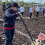 Ketua DPR RI Puan Maharani menanam jagung di Kelurahan Klamesen, Distrik Mariat, Kabupaten Sorong, Senin (4/10/2021). ANTARA/HO-Humas DPR RI