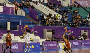 Tim bola basket putri Sulawesi Selatan (seragam merah) menghadapi Papua pada laga Pool Y PON XX Papua di Mimika Sport Complex, Mimika, Minggu (3/10/2021). Sulawesi Selatan memenangkan pertandingan itu dengan skor 68-45. (Michael Siahaan)