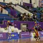 Tim bola basket putri Sulawesi Selatan (seragam merah) menghadapi Papua pada laga Pool Y PON XX Papua di Mimika Sport Complex, Mimika, Minggu (3/10/2021). Sulawesi Selatan memenangkan pertandingan itu dengan skor 68-45. (Michael Siahaan)