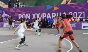 Tim bola basket 3x3 putri Papua berhadapan dengan Kalimantan Barat (seragam putih) pada laga Grup A PON XX Papua di Mimika Sport Complex, Mimika, Selasa (12/10/2021). Papua memenangkan pertandingan itu dengan skor 21-5. (Michael Siahaan)
