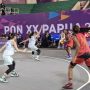 Tim bola basket 3x3 putri Papua berhadapan dengan Kalimantan Barat (seragam putih) pada laga Grup A PON XX Papua di Mimika Sport Complex, Mimika, Selasa (12/10/2021). Papua memenangkan pertandingan itu dengan skor 21-5. (Michael Siahaan)