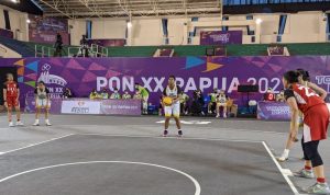 PON XX Papua, Putri Bali Basket 3x3 Tantang Tuan Rumah di Final Tim bola basket 3x3 putri DKI Jakarta (seragam putih) menghadapi Bali pada laga semifinal PON XX Papua di Mimika Sport Complex, Mimika, Kamis (14/10/2021). Bali memenangkan pertandingan itu dengan skor 15-12 dan lolos ke partai puncak. (Michael Siahaan)