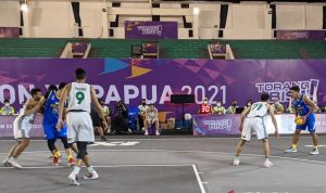 Singkirkan Jatim, Tim Jabar Melaju ke Final Basket 3x3 Putra Tim bola basket 3x3 putra Jawa Timur (seragam putih) menghadapi Jawa Barat lada laga semifinal PON XX Papua di Mimika Sport Complex, Mimika, Kamis (14/10/2021). Jawa Barat memenangkan pertandingan itu dengan skor 13-9 dan lolos ke partai puncak. (ANTARA/Michael Siahaan)