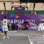 Tim bola basket 3x3 putra Jawa Timur (seragam putih) menghadapi Jawa Barat lada laga semifinal PON XX Papua di Mimika Sport Complex, Mimika, Kamis (14/10/2021). Jawa Barat memenangkan pertandingan itu dengan skor 13-9 dan lolos ke partai puncak. (ANTARA/Michael Siahaan)
