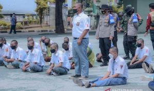 Sering Ikut Tawarun, Ratusan Pelajar di Karawang Wajib Ikut Bela Negara Pelajar Karawang ikutu penatara kedisiplinan dan bela negara. (ANTARA/HO-Pemkab Karawang)