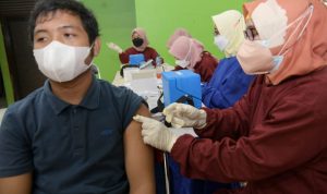 Pelaksanaan vaksin di pelosok desa di Jabar