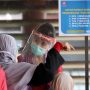 Calon penumpang pesawat saat menunjukkan surat hasil tes PCR di Terminal 2, Bandara Soekarno-Hatta, Tangerang, Banten, Rabu (11/6/2020). Bandara Soekarno-Hatta mengimbau penumpang yang hendak menuju Tanjung Pandan, Denpasar, Padang dan Balikpapan untuk menyiapkan surat negatif Covid-19 dari hasil tes PCR. Foto: (Dery Ridwansah/JawaPos.com) harga tes pcr turun