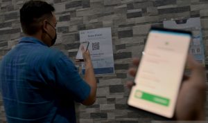 Awas Jangan Terkecoh! Aplikasi Pedulilindungiq.com Palsu, Begini Kata Kominfo Pengunjung memindai kode batang (QR code) aplikasi PeduliLindungi sebelum memasuki pusat perbelanjaan di Manado, Sulawesi Utara, Jumat (1/10/2021). (ANTARA FOTO/ADWIT B PRAMONO)